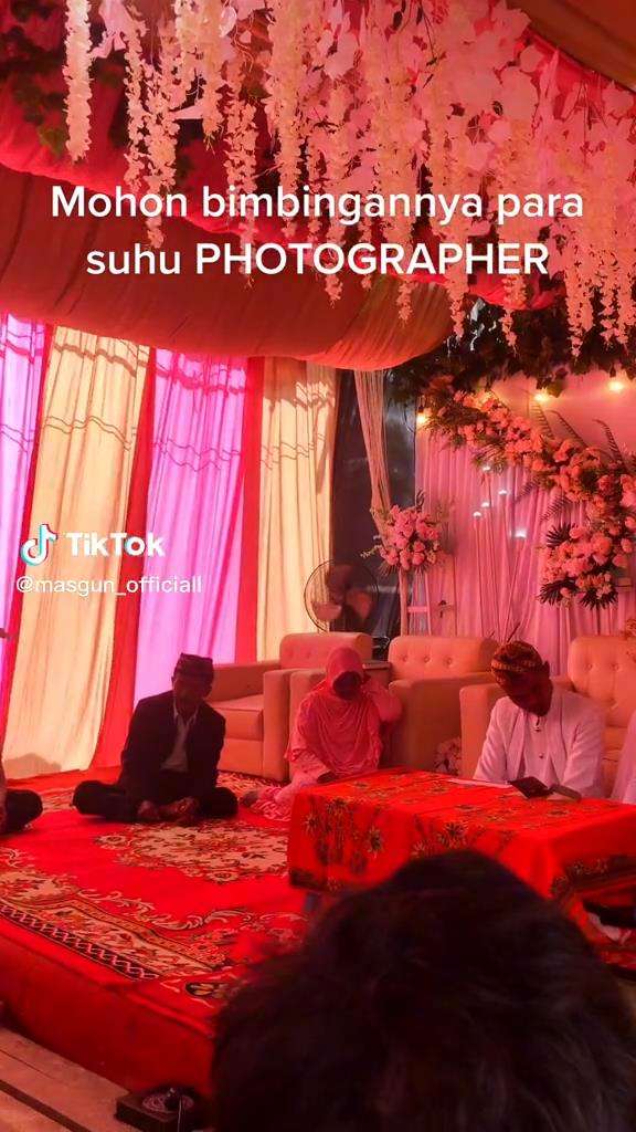 Fotografer galau dekorasi pernikahan didominasi warna merah dan pink.