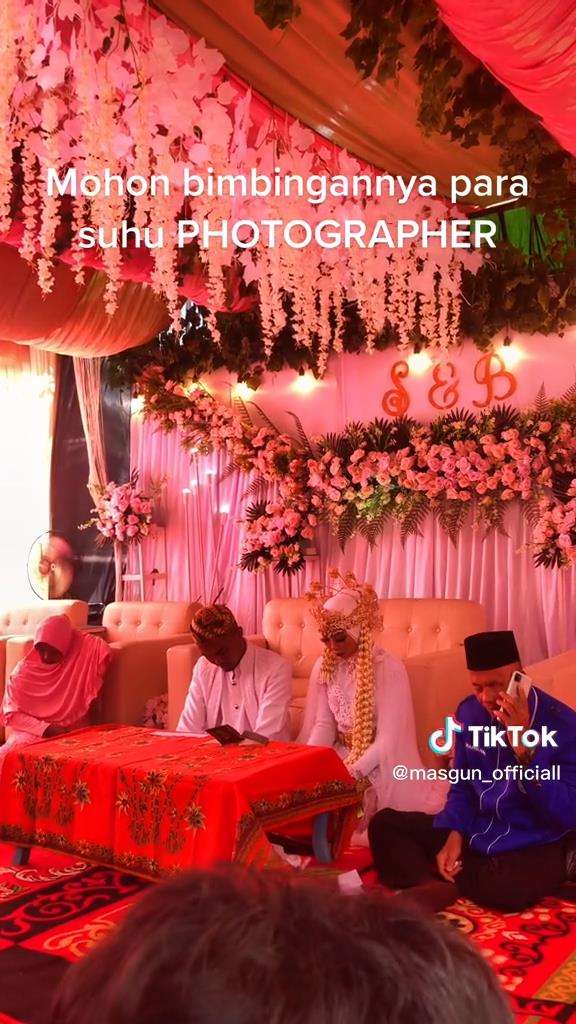 Fotografer galau dekorasi pernikahan didominasi warna merah dan pink.