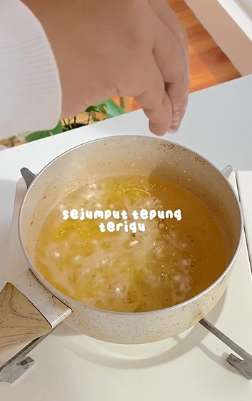 Menaburkan Tepung Terigu ke dalam Minyak