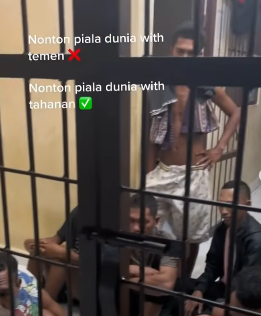 Demam Piala Dunia, Polisi Ajak Tahanan Nobar Pakai Laptop di Penjara