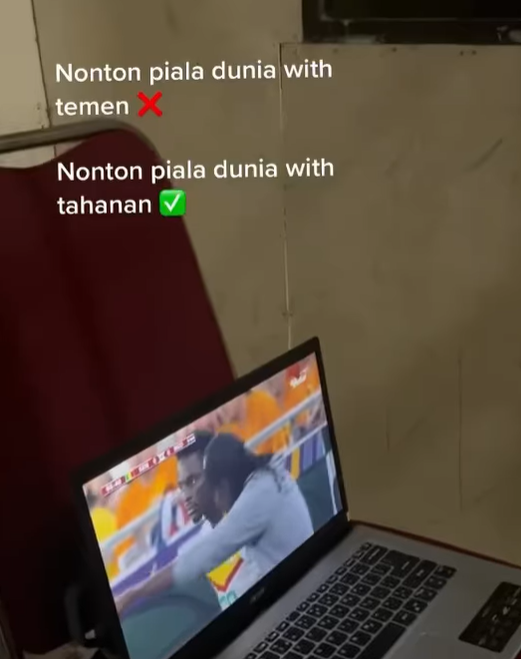 Demam Piala Dunia, Polisi Ajak Tahanan Nobar Pakai Laptop di Penjara