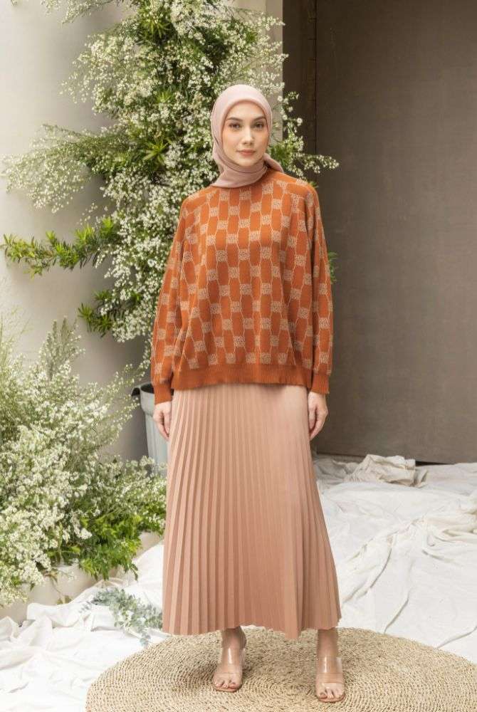Heaven Lights Hadirkan Sweater Monogram di Koleksi Terbaru, Eksklusif di Blibli