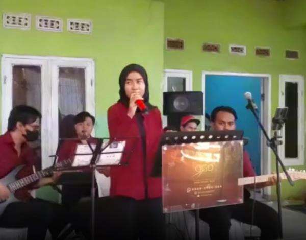 Niat bikin dokumentasi saat menyanyi, biduan dikejutkan sosok ini.