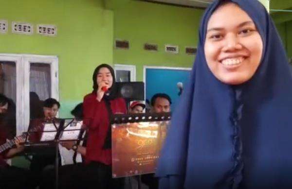 Niat bikin dokumentasi saat menyanyi, biduan dikejutkan sosok ini.
