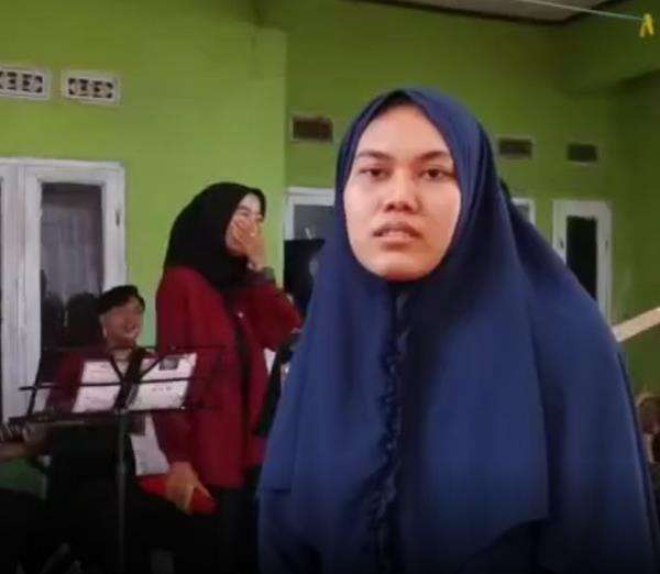Niat bikin dokumentasi saat menyanyi, biduan dikejutkan sosok ini.