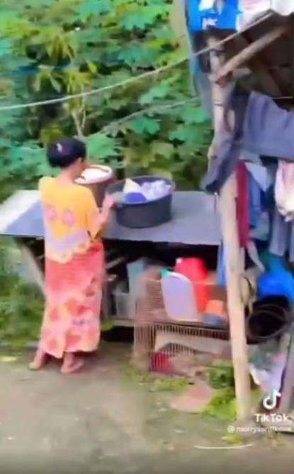 Bukan room tour rumah mewah artis, tapi hunian sederhana dinding bambu dan bata dengan yang lubang sana sini.