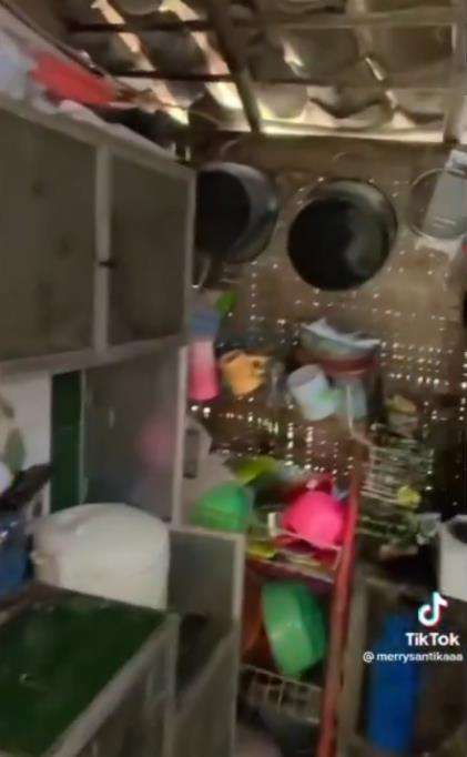 Bukan room tour rumah mewah artis, tapi hunian sederhana dinding bambu dan bata dengan yang lubang sana sini.