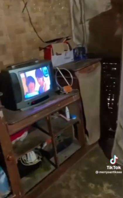 Bukan room tour rumah mewah artis, tapi hunian sederhana dinding bambu dan bata dengan yang lubang sana sini.