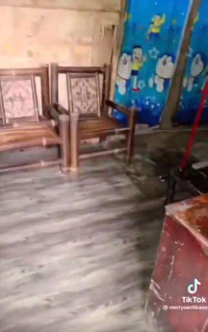 Bukan room tour rumah mewah artis, tapi hunian sederhana dinding bambu dan bata dengan yang lubang sana sini.