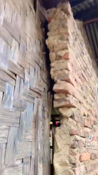 Bukan room tour rumah mewah artis, tapi hunian sederhana dinding bambu dan bata dengan yang lubang sana sini.