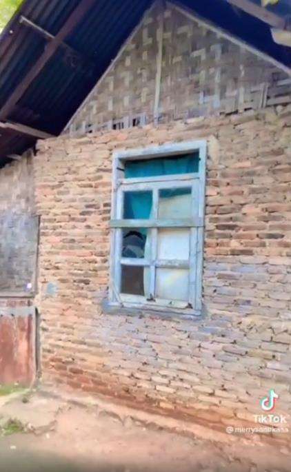 Bukan room tour rumah mewah artis, tapi hunian sederhana dinding bambu dan bata dengan yang lubang sana sini.