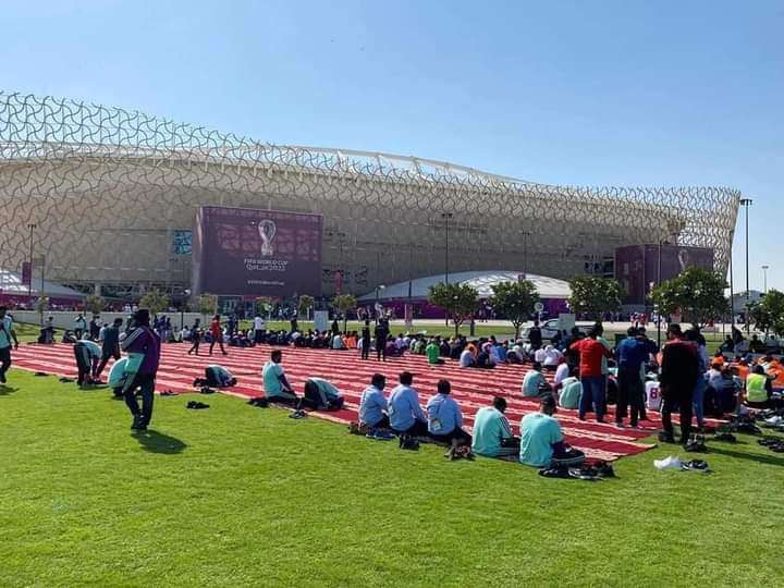 Wajah Islam di Piala Dunia Qatar 2022, Suporter Sholat Jumat di Depan Stadion