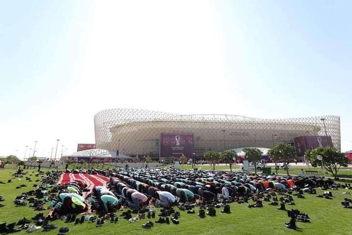 Wajah Islam di Piala Dunia Qatar 2022, Suporter Sholat Jumat di Depan Stadion