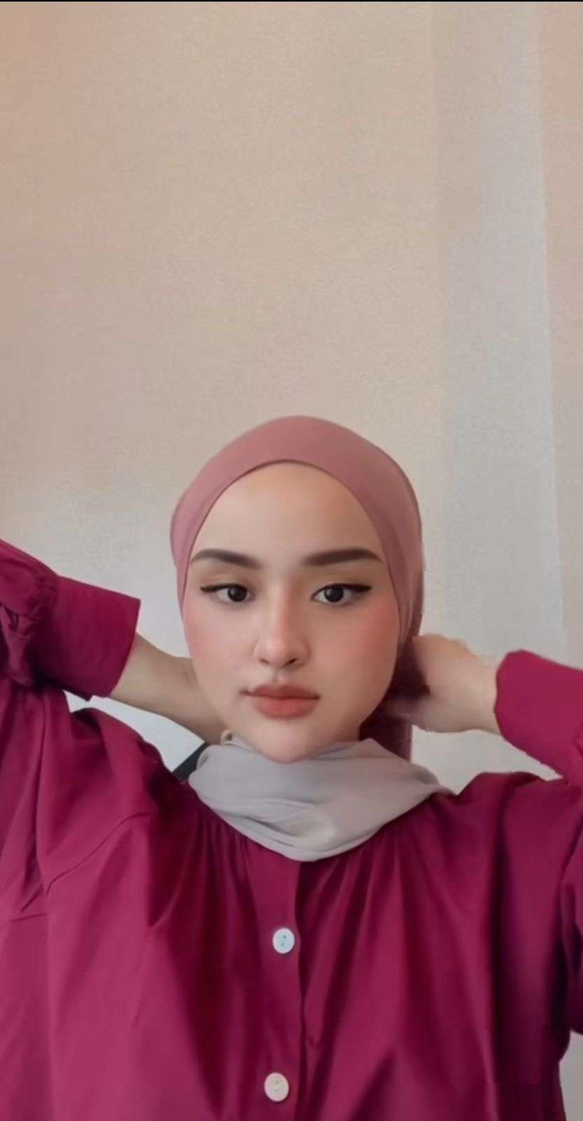 Pakai Kerudung Turban dengan Leher Tertutup, Intip Caranya