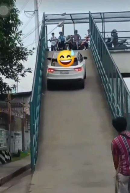 Mobil nekat naik jembatan penyeberangan.