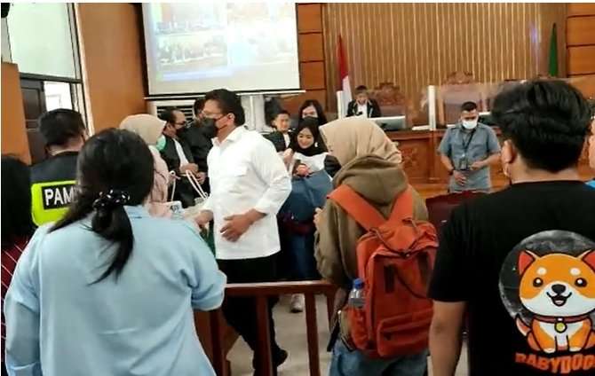 Wanita Ini Nekat Terobos Ruang Sidang dan Dekati Ferdy Sambo: Saya Hanya Ngefans