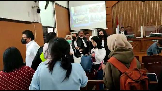 Wanita Ini Nekat Terobos Ruang Sidang dan Dekati Ferdy Sambo: Saya Hanya Ngefans