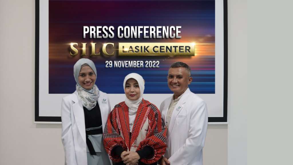 Dr. Sophia Pujiastuti, SpM (K), MM (tengah)