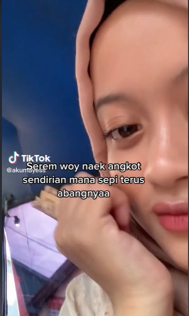 Awalnya Takut Jadi Penumpang Sendirian, Wanita Ini Mendadak Terenyuh Usai Lihat Tulisan di Angkot