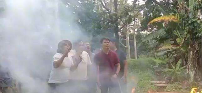 Adegan kebakaran kebun di sinetron.