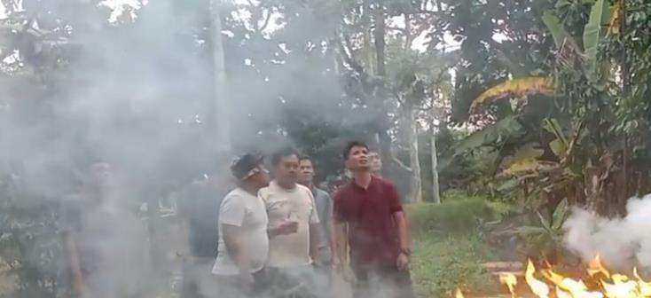 Adegan kebakaran kebun di sinetron.