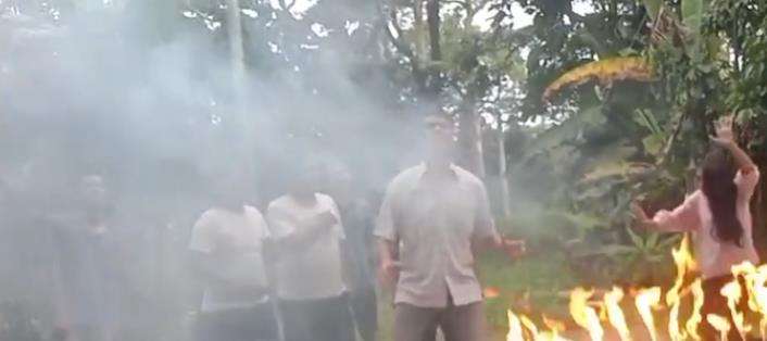 Adegan kebakaran kebun di sinetron.