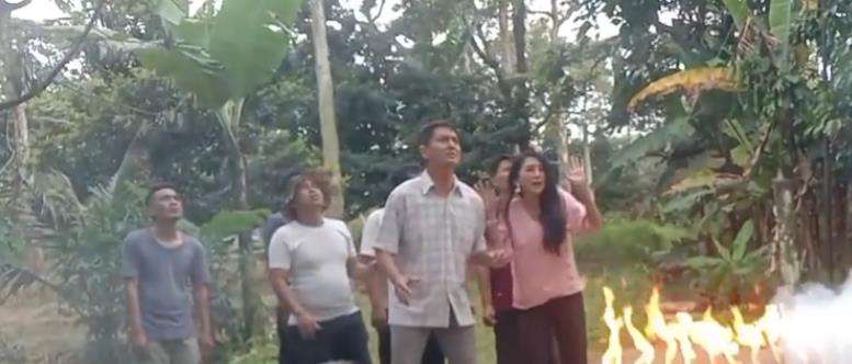 Adegan kebakaran kebun di sinetron.