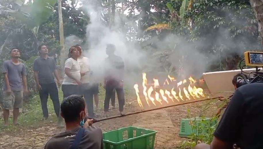 Adegan kebakaran kebun di sinetron.