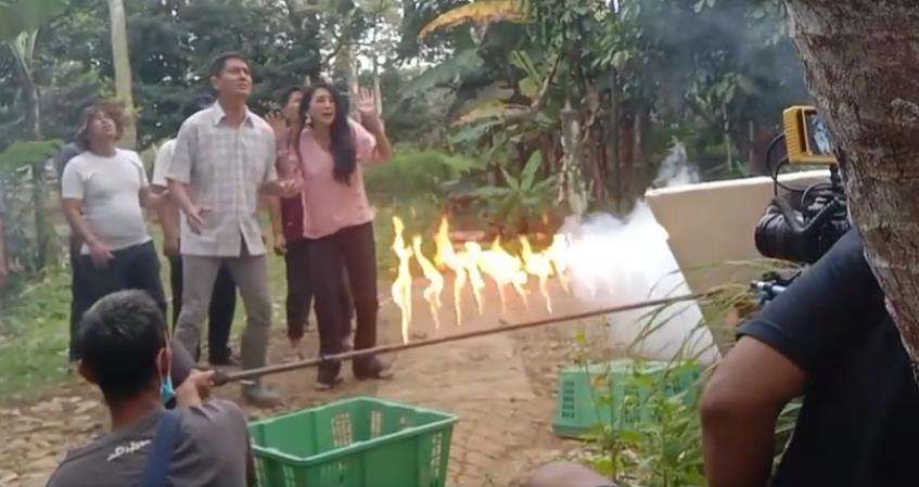 Adegan kebakaran kebun di sinetron.