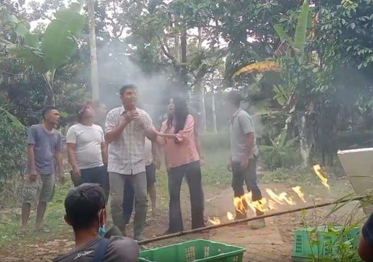 Adegan kebakaran kebun di sinetron.