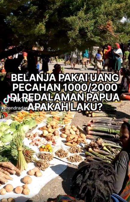 Belanja pakai uang pecahan Rp1000 dan Rp2000 di pasar pedalaman Papua.