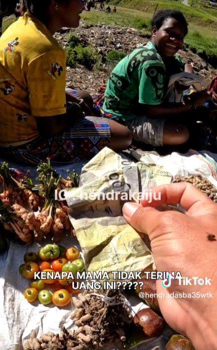 Belanja pakai uang pecahan Rp1000 dan Rp2000 di pasar pedalaman Papua.