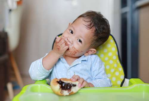 Anak makan sendiri Anak makan sendiri