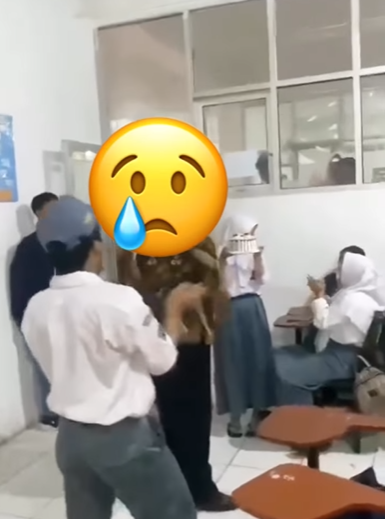 Dapat Kejutan Ultah dari Siswa, Reaksi Guru Bikin Kelas Auto Hening