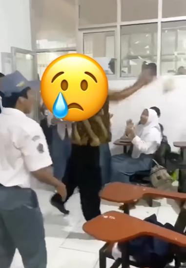 Dapat Kejutan Ultah dari Siswa, Reaksi Guru Bikin Kelas Auto Hening