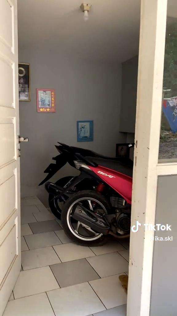 Desain rumah unik, dari luar kecil dan sempit pas masuk ternyata luas.