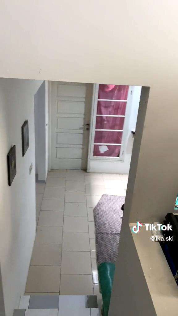 Desain rumah unik, dari luar kecil dan sempit pas masuk ternyata luas.