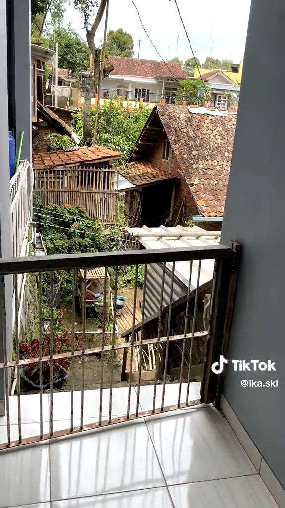 Desain rumah unik, dari luar kecil dan sempit pas masuk ternyata luas.