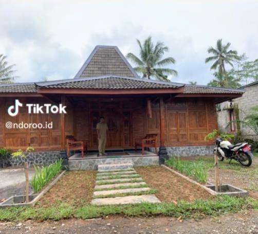Rumah antik berbentuk joglo yang luas di Wonosobo.