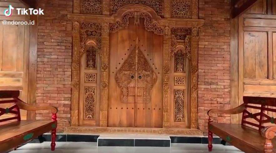 Rumah antik berbentuk joglo yang luas di Wonosobo.