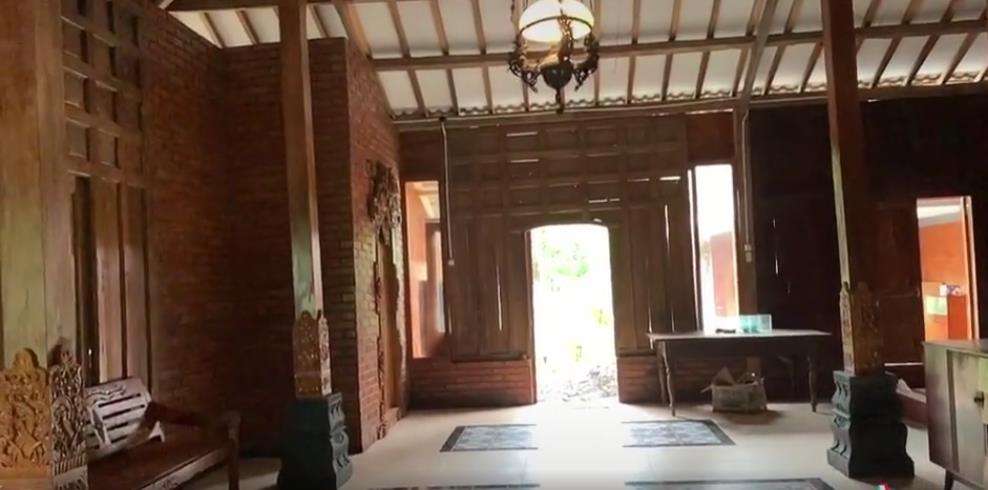 Rumah antik berbentuk joglo yang luas di Wonosobo.