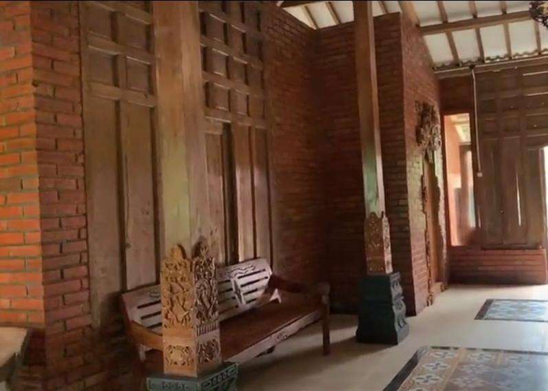 Rumah antik berbentuk joglo yang luas di Wonosobo.