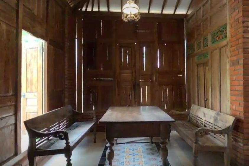 Rumah antik berbentuk joglo yang luas di Wonosobo.