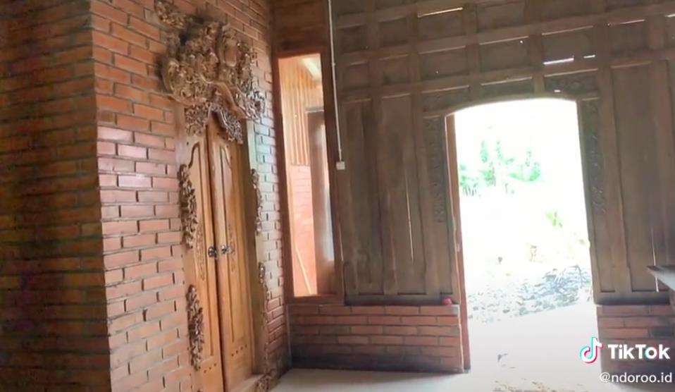 Rumah antik berbentuk joglo yang luas di Wonosobo.