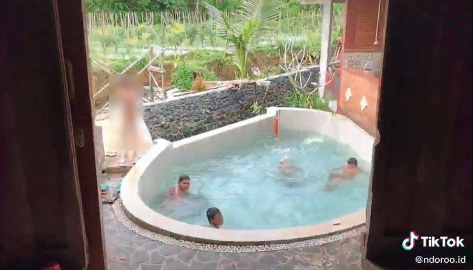 Rumah antik berbentuk joglo yang luas di Wonosobo.