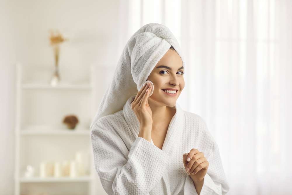 Step by Step Maksimalkan Penggunaan Exfoliating Toner yang Bikin Wajah Glowing