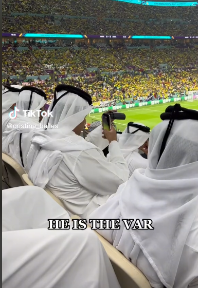 Suporter Piala Dunia 2022 Bikin VAR Versi Low Budget