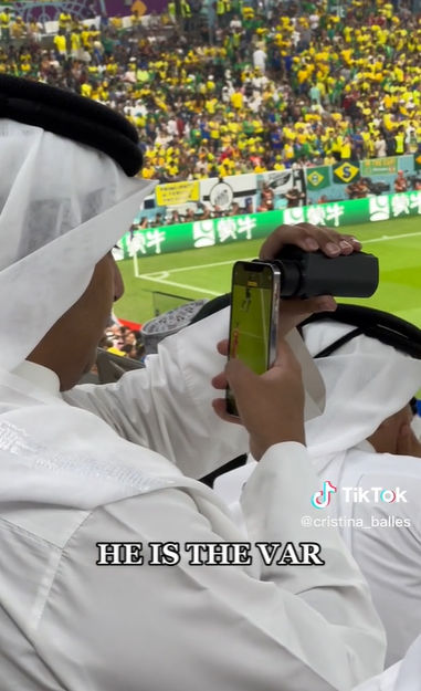 Suporter Piala Dunia 2022 Bikin VAR Versi Low Budget