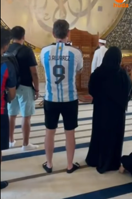 Suporter Piala Dunia 2022 Kagum Dengar Azan, Ramai-ramai Masuk Masjid dan Belajar Islam