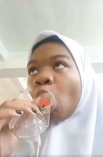 Gabut sedot botol malah susah lepas sampai panik.